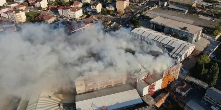 Sultanbeyli’de fabrika yangını
