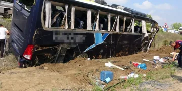 Çanakkale’de tur otobüsü devrildi