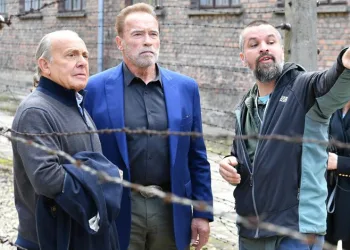 Schwarzenegger, Auschwitz Nazi kampını ziyaret etti
