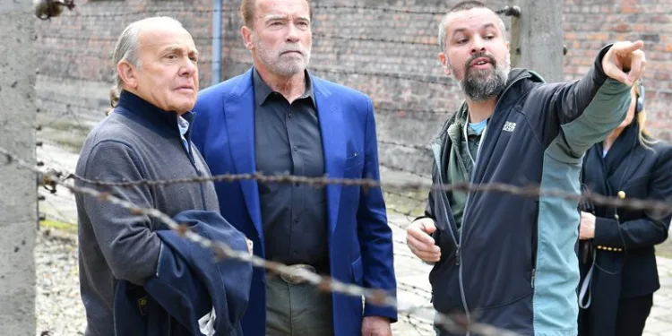 Schwarzenegger, Auschwitz Nazi kampını ziyaret etti