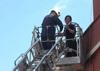 Bursa’da yangın! Çatıda kurtarılmayı beklediler