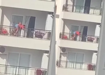 Atlamasın diye annelerinin ayağına sarılıp ağladılar