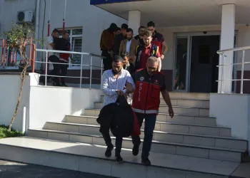 Kendilerini polis olarak tanıtıp yaşlı kadını dolandırdılar