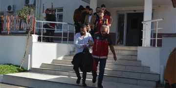 Kendilerini polis olarak tanıtıp yaşlı kadını dolandırdılar