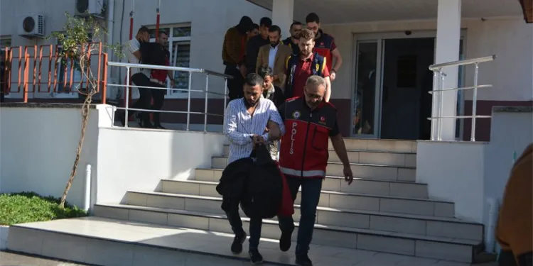 Kendilerini polis olarak tanıtıp yaşlı kadını dolandırdılar