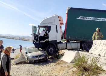 Lastiği patlayan TIR önündeki otomobille sahile sürüklendi