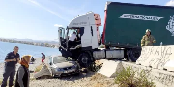 Lastiği patlayan TIR önündeki otomobille sahile sürüklendi