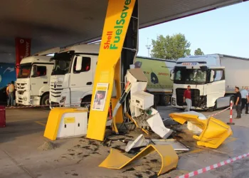 Kontrolden çıkan TIR akaryakıt istasyonuna daldı