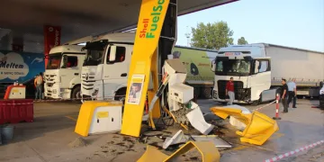 Kontrolden çıkan TIR akaryakıt istasyonuna daldı