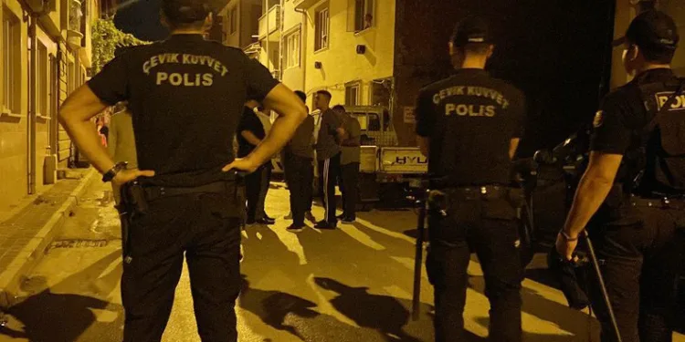 Bursa’da kendilerini uyaran polislere saldırdılar