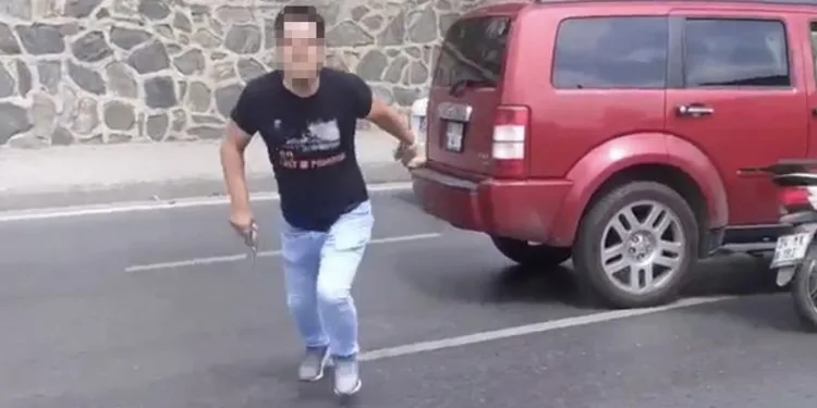 Trafikte silahlı maganda dehşeti