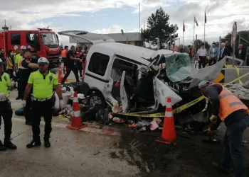 Beton bariyere çarpan araçtaki 3 kişi öldü