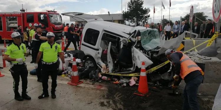 Beton bariyere çarpan araçtaki 3 kişi öldü