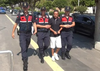 Karşısına iş yeri açan arkadaşını öldürdü