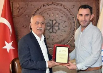 Başkan Aydın’dan Line Tv Ekibine Plaket