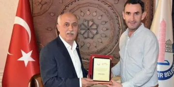 Başkan Aydın’dan Line Tv Ekibine Plaket