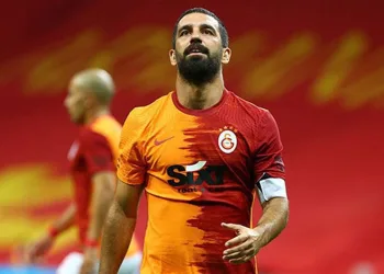 Arda Turan, futbolu bıraktığını açıkladı