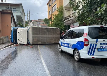 İstanbul’da doğal gaz kutusuna çarpan kamyonet yan yattı