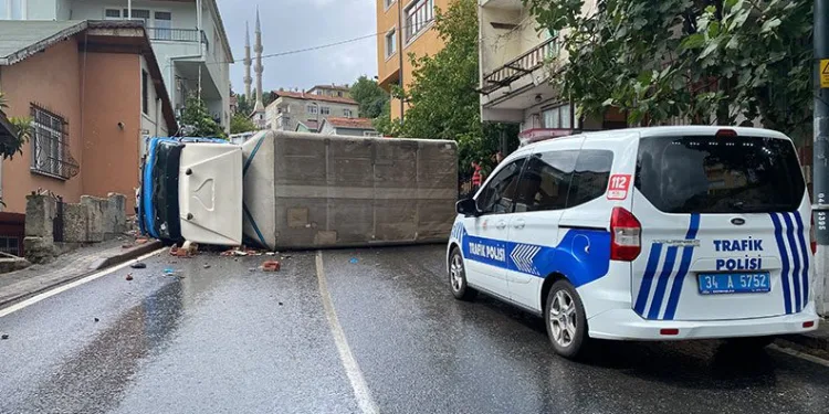 İstanbul’da doğal gaz kutusuna çarpan kamyonet yan yattı