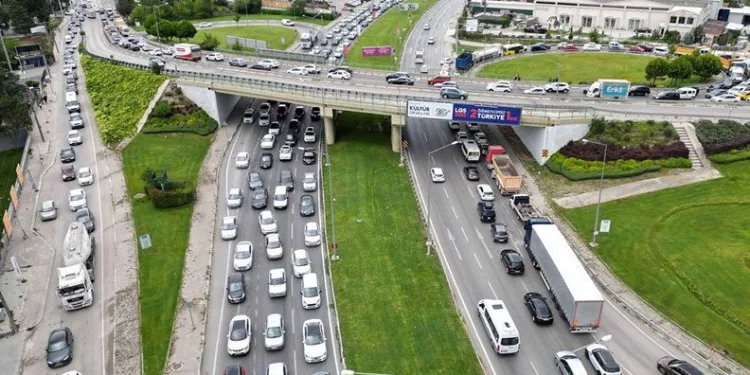 Bursa’da okullar açıldı trafik kilitlendi