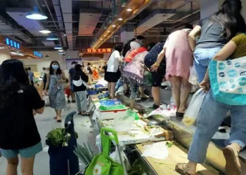 Çin’de halk marketlere hücum etti
