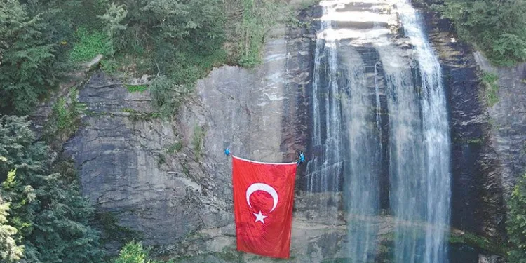 Türk Bayrağı Suuçtu’ya güzellik kattı