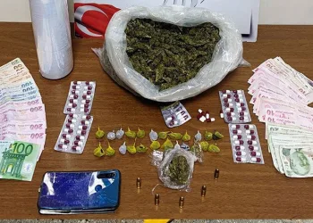 İzmir’de uyuşturucu dolu poşet polisin dikkatinden kaçmadı