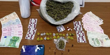İzmir’de uyuşturucu dolu poşet polisin dikkatinden kaçmadı