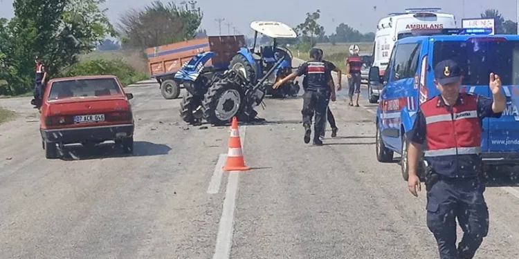 Otomobille traktör çarpıştı: 1 ölü, 4 yaralı