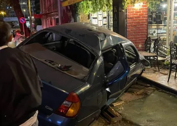 Bursa’da otomobille kafeye daldı