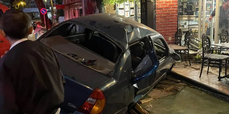 Bursa’da otomobille kafeye daldı