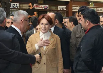 Meral Akşener, Ankara’da hal esnafını ziyaret etti