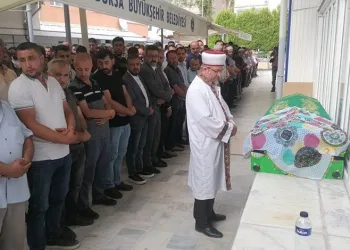 Eski eşinin öldürdüğü kadın gözyaşları arasında defnedildi