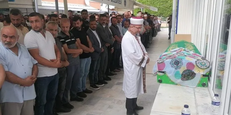 Eski eşinin öldürdüğü kadın gözyaşları arasında defnedildi