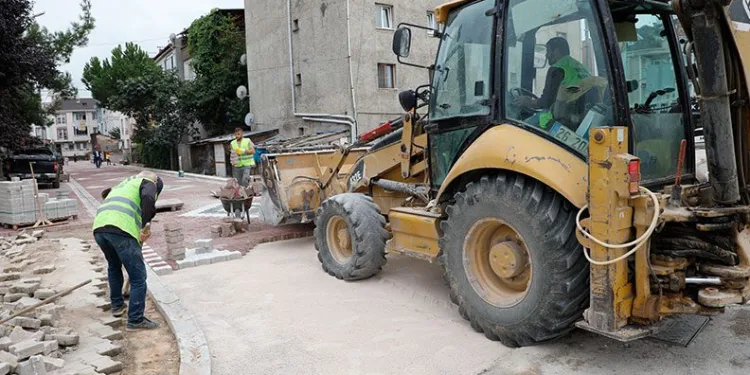 İnegöl’de yol kaplama çalışmaları devam ediyor