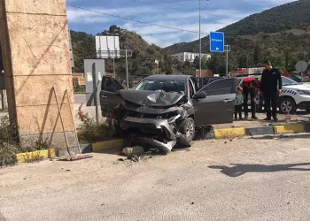 İki otomobil çarpıştı: 1 ölü 6 yaralı