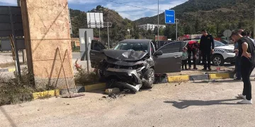 İki otomobil çarpıştı: 1 ölü 6 yaralı