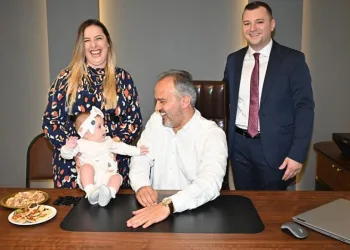 Minik Lina Başkan Aktaş’ı Dedesi sandı