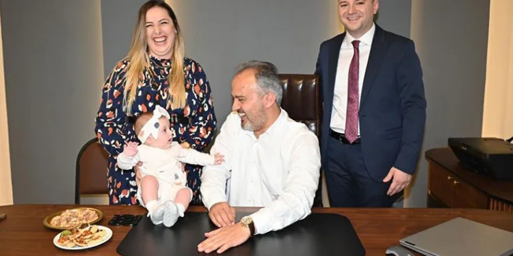Minik Lina Başkan Aktaş’ı Dedesi sandı