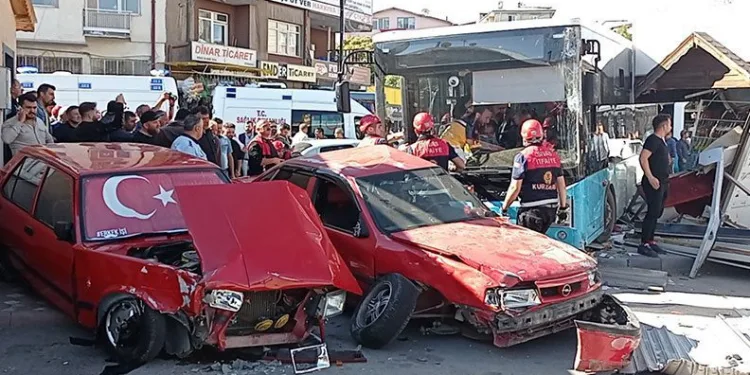 Sivas’ta halk otobüsü ortalığı savaş alanına çevirdi