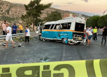 Servis aracı, yolcu minibüsüne çarptı: 2 ölü 4 yaralı
