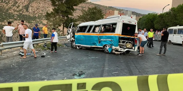 Servis aracı, yolcu minibüsüne çarptı: 2 ölü 4 yaralı