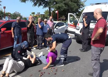 Park ederken yayalara çarptı: 2 yaralı