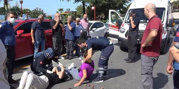 Park ederken yayalara çarptı: 2 yaralı