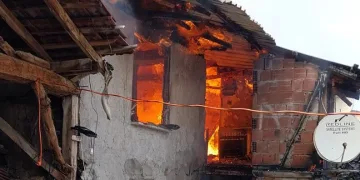 Bursa Yenişehir’de ahşap ev yangında kül oldu