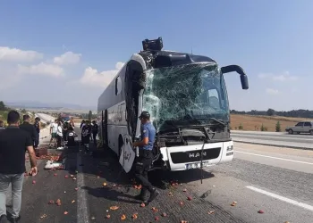 Yolcu otobüsü kamyona çarptı: 8 yaralı