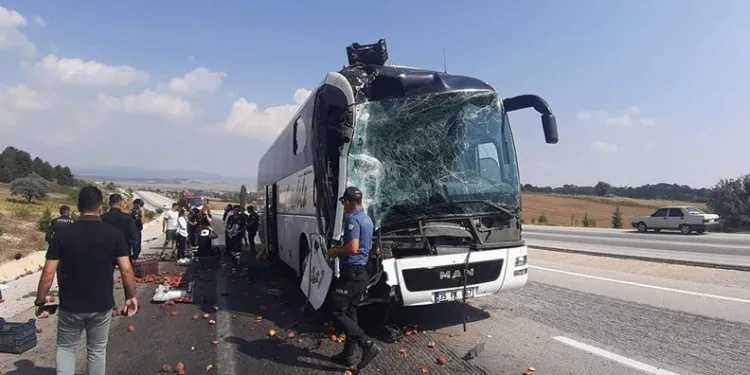 Yolcu otobüsü kamyona çarptı: 8 yaralı