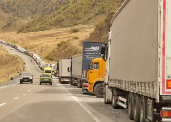 Rusya-Gürcistan sınırında Türk TIR sürücülerinin bekleyişi sürüyor