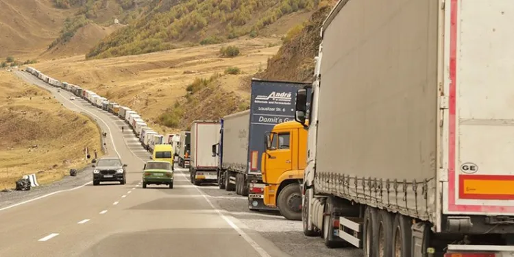 Rusya-Gürcistan sınırında Türk TIR sürücülerinin bekleyişi sürüyor