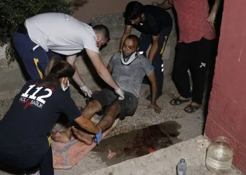 Hırsızlık için çıktığı evin damından düştü